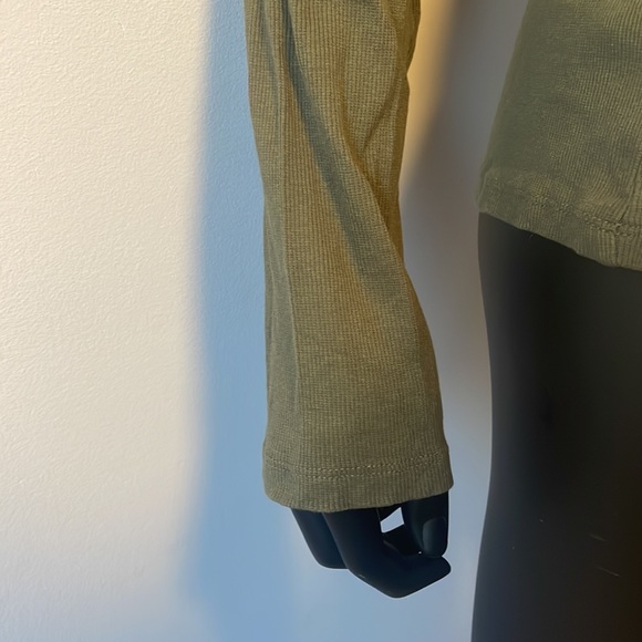 Guess olive green long-sleeved tee with gemstone buttons - Picture 4 of 6